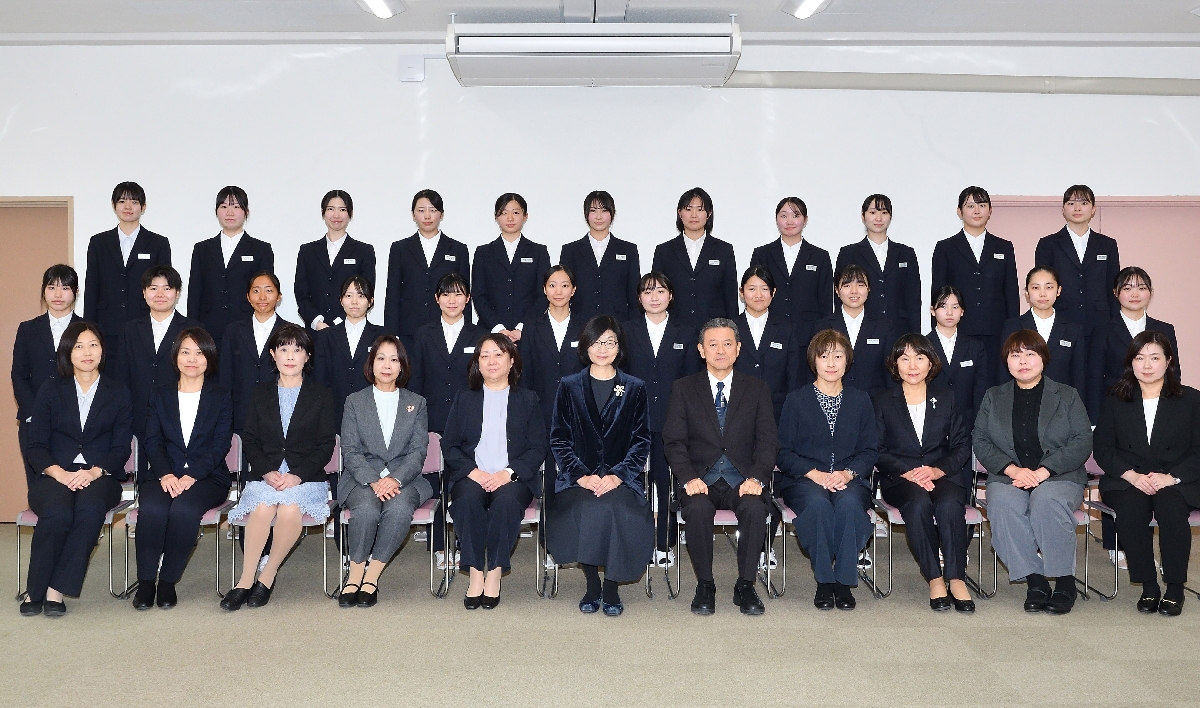 看護師国家試験で全員合格を果たした、千葉学園高看護専攻科の２０期生と教職員ら（同校提供）