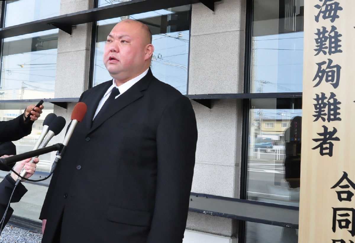 報道陣の取材に応じ、再起を目指す考えを語る秋山貴志社長＝２８日、八戸市