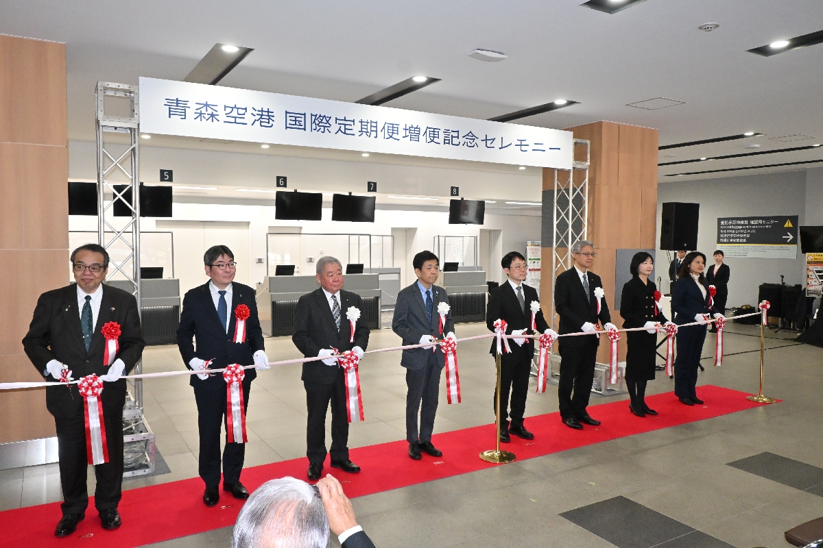 テープカットで増便を祝う関係者=29日、青森空港