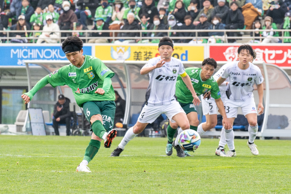 【ヴァンラーレ八戸―SC相模原】前半42分、八戸は鵜木郁哉(左)がPKを決めて1―1の同点とする=八戸市プライフーズスタジアム