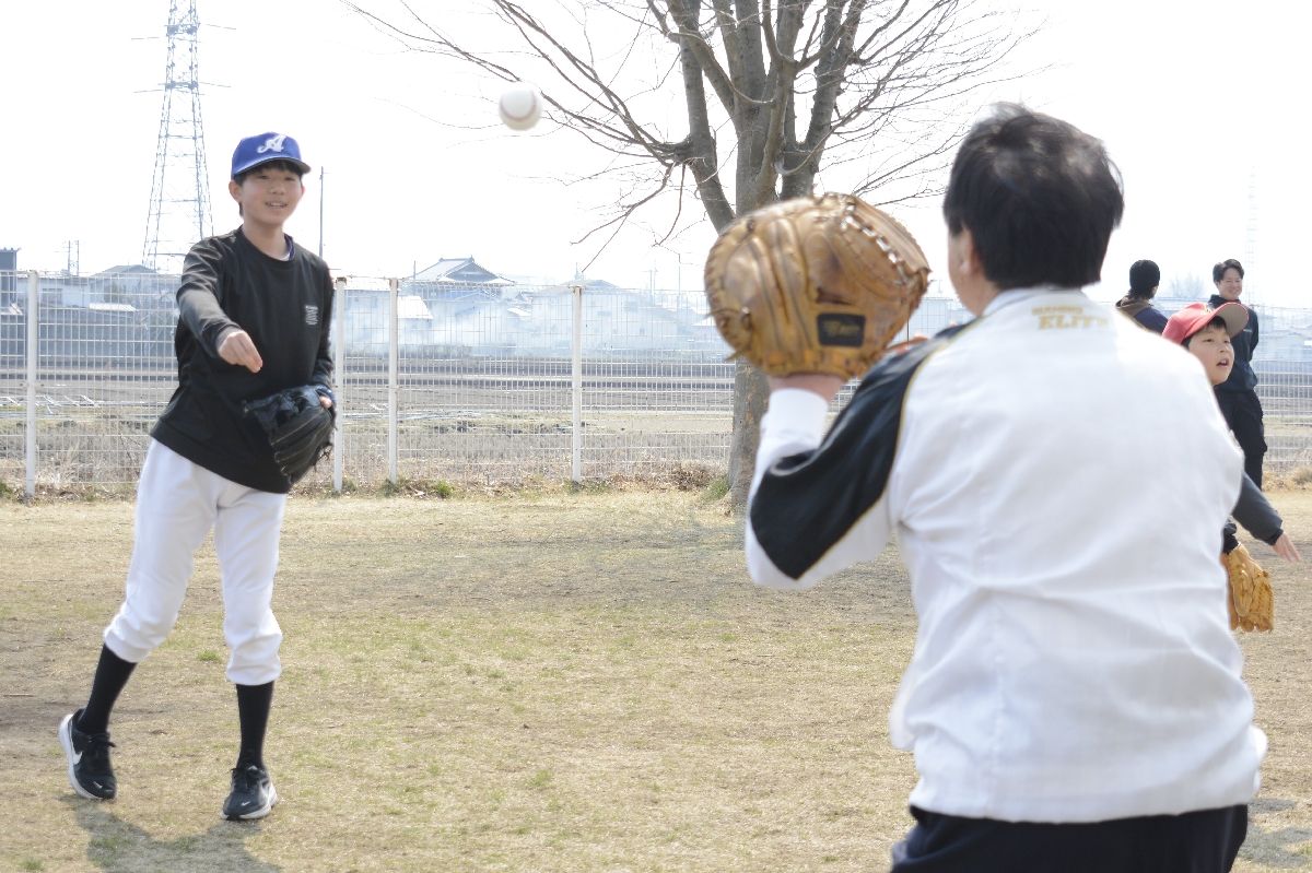 キャッチボールをする修了生と教室スタッフ