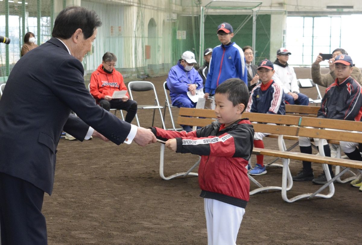 妻神博明代表（左）から修了証書をもらう修了生