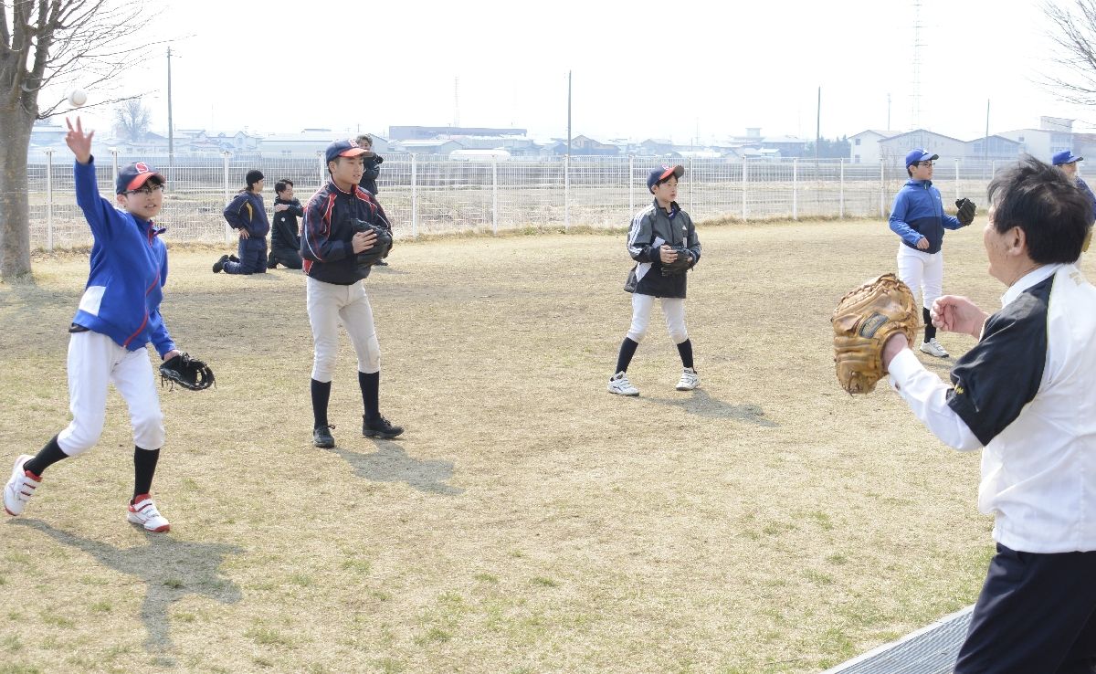キャッチボールをする修了生と教室スタッフ