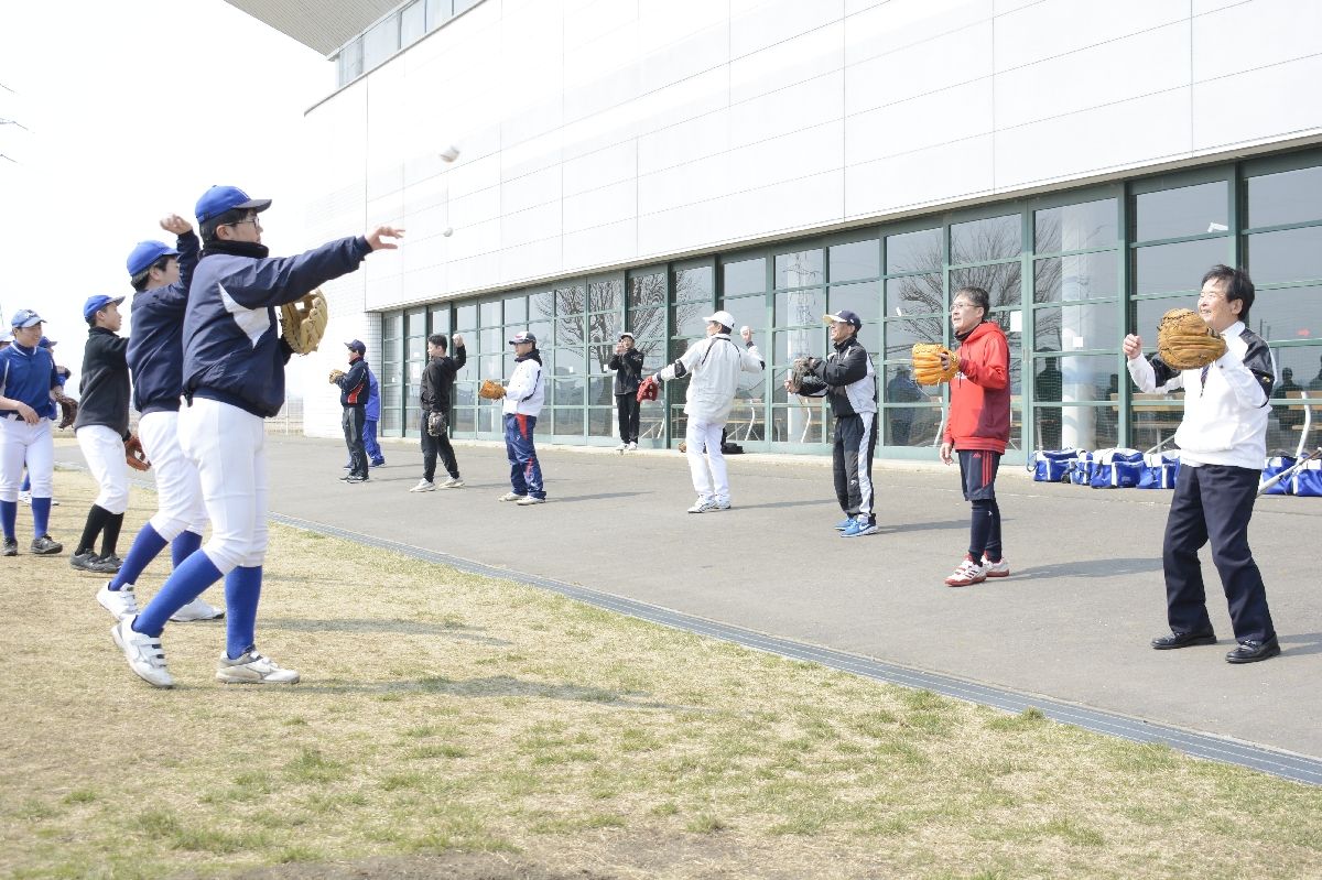 キャッチボールをする修了生と教室スタッフ