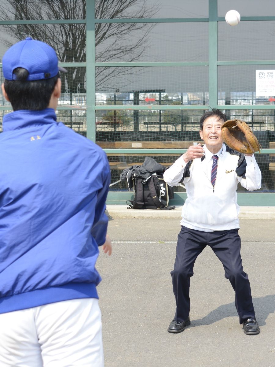 修了生とキャッチボールをする妻神博明代表