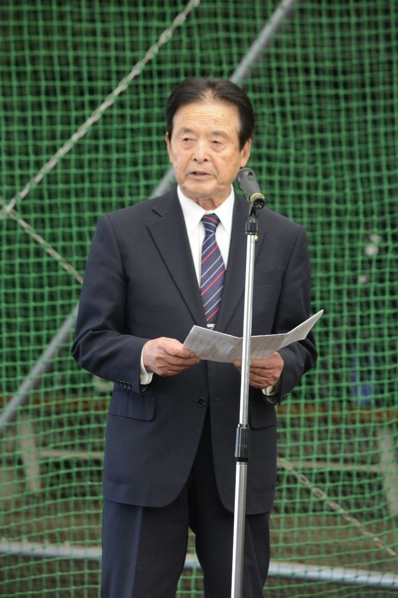 あいさつする妻神博明代表