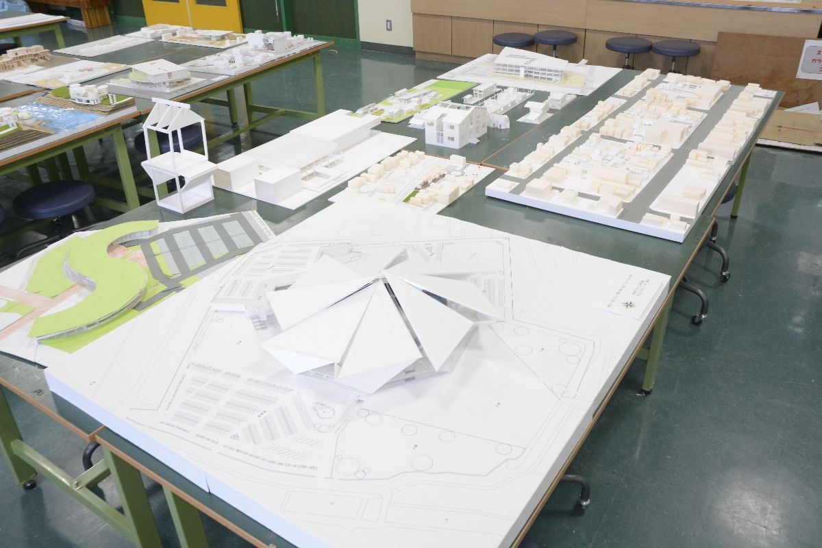 大学の施設やスタジアムなど学生の感性が光る卒業設計=18日、八戸工業大