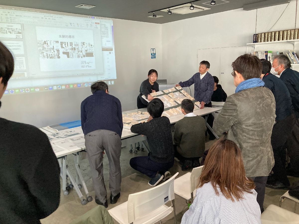 ゼミ生が卒業設計を披露した「街ン中卒計発表会２０２６」＝１月、八戸市の「ばんらぼ」