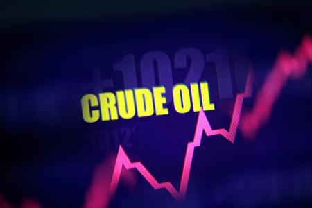 英語で「原油」の文字とグラフ(ロイター=共同)
