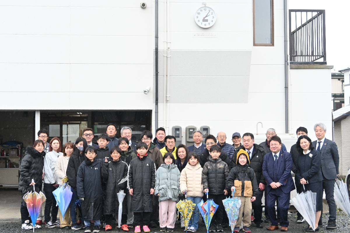 時計の設置に立ち会った地域住民ら
