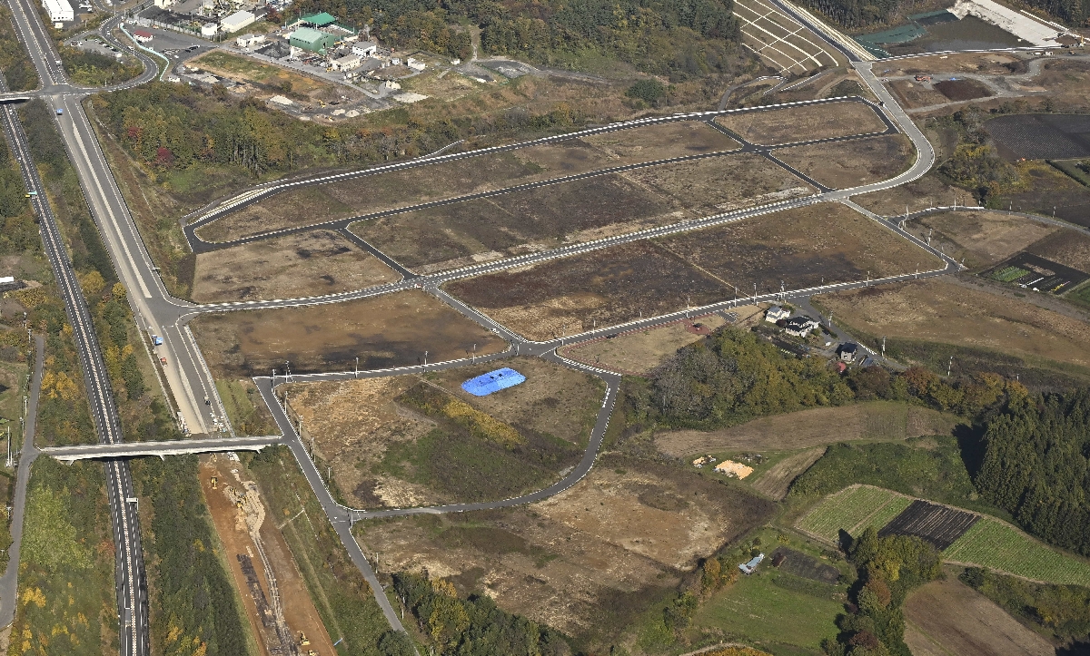 八戸市が造成した八戸北インター第2工業団地の第1工区。右上が今後造成する第2工区=2025年11月