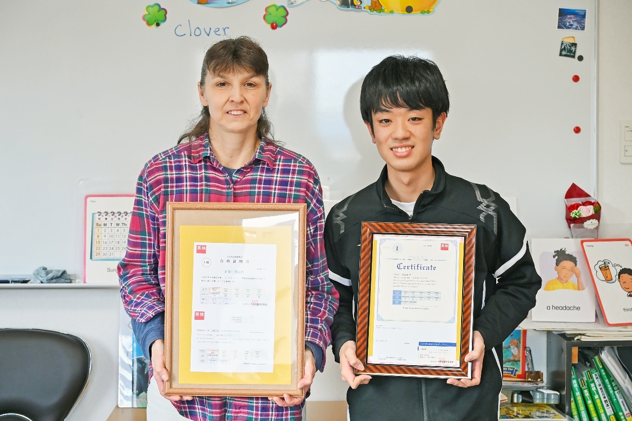 英検1級に合格した新関琥太郎さん(右)と、英会話教室講師の小又ペニーさん