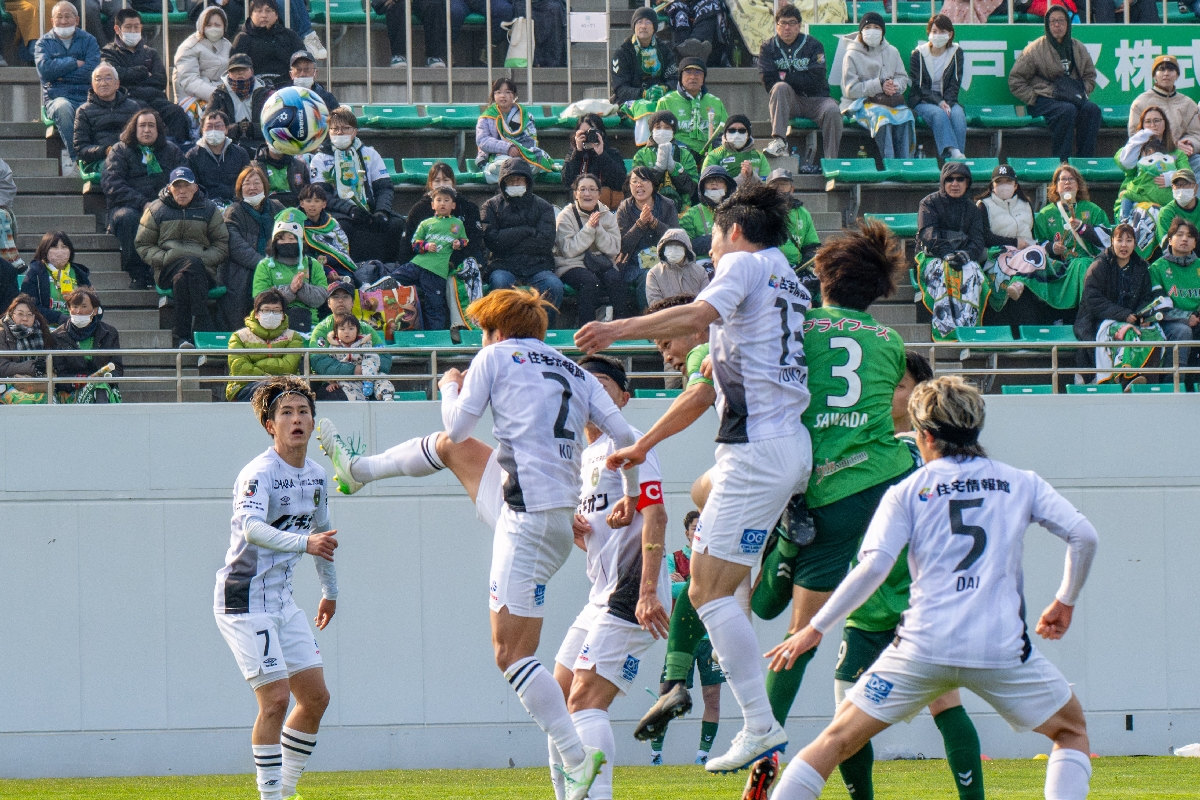 【ヴァンラーレ八戸―SC相模原】後半42分、八戸は澤上竜二(中央奥)がコーナーキックを頭で合わせて2―2に追い付く