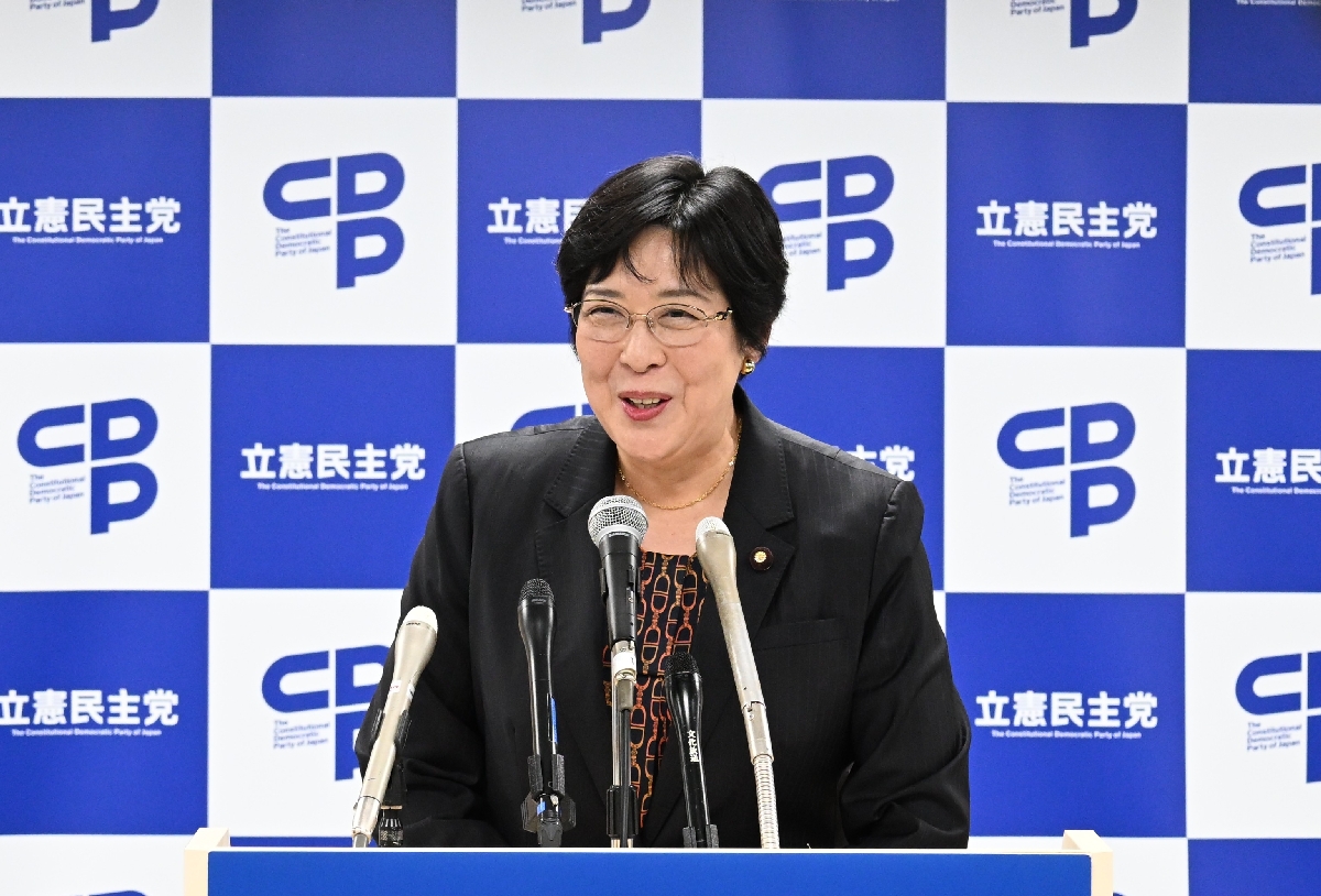 活動報告と今後の方針案を示す際に所々で笑顔を見せる田名部匡代幹事長＝２９日、立憲民主党本部