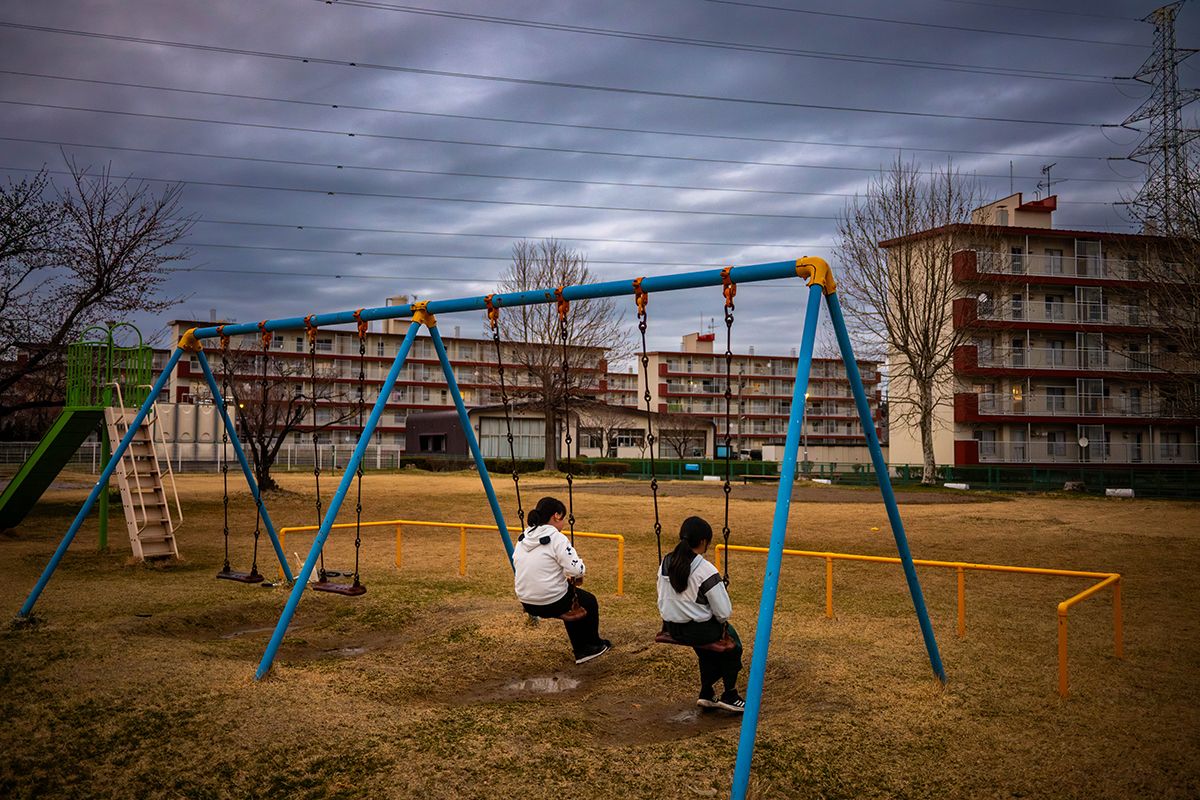 日本社会の縮図とも言える団地の風景。子どもたちが希望を持てる未来のために何ができるのかが問われている(写真はイメージ)=4月中旬、八戸市
