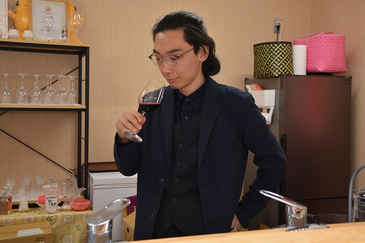 野田村のワインや住民の温かさに魅了され、地域おこし協力隊として村で活動する田中大道さん=4月中旬