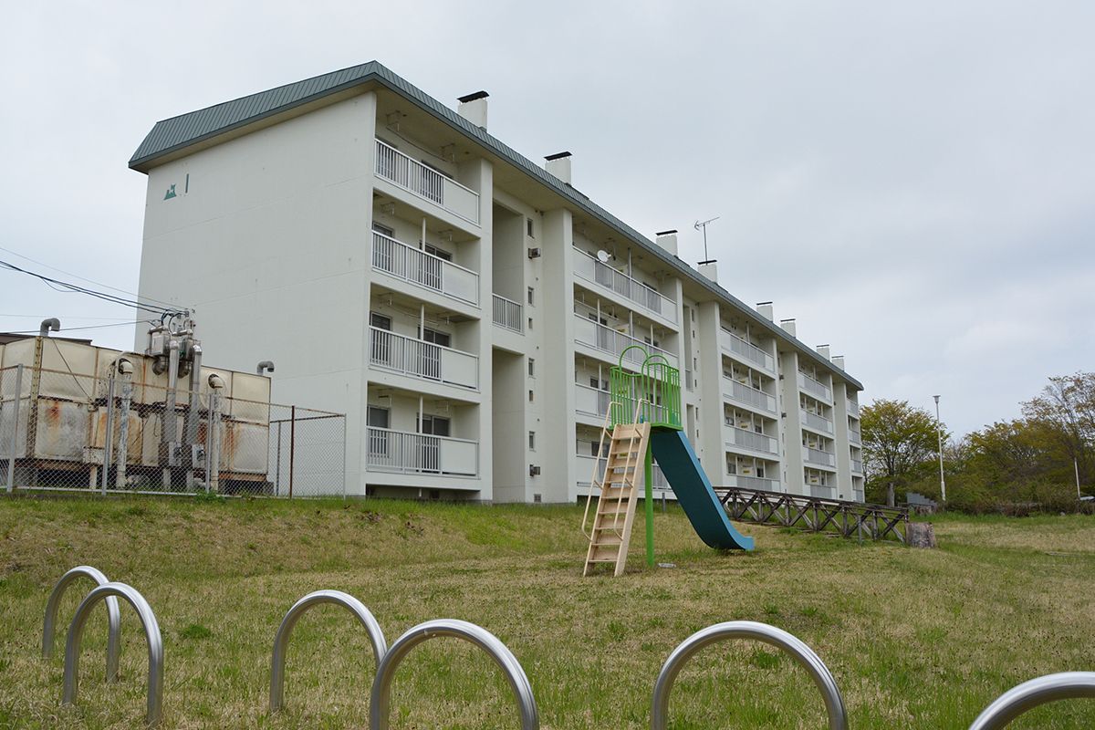 2030年度までの廃止が決まり、ほとんどの住人が転居した県営住宅=5月上旬、八戸市岬台4丁目