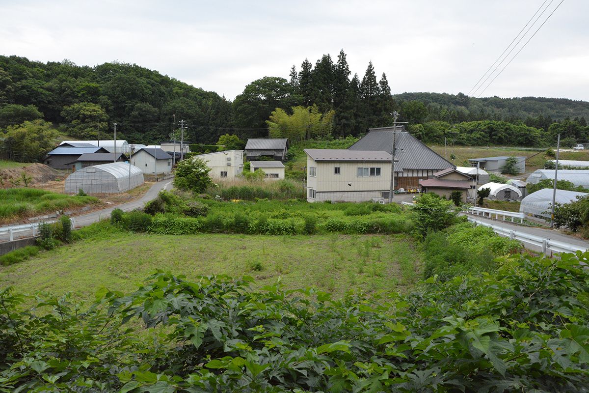 周囲を山に囲まれた母袋子集落。「前九年の役」で敗れた安倍一族が移り住んだとの言い伝えが残る=16日、八戸市是川