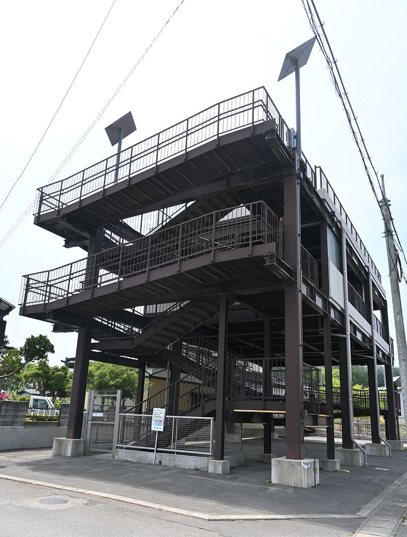 久慈市に整備された津波避難タワー。2016年の完成後に示された浸水想定で高さ不足となり、避難場所の指定を外された=20日