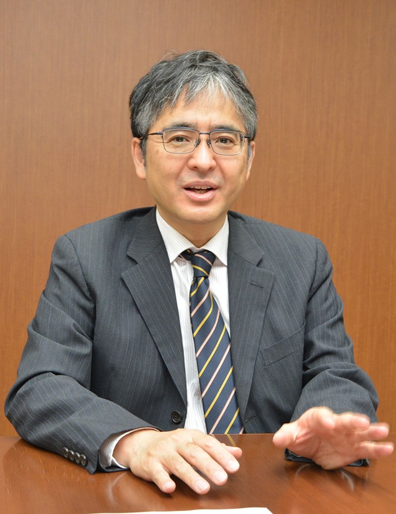 市町村は人口獲得競争ではなく、住民の生活の質向上を重視すべきだと訴える坂本誠さん=5月下旬、東京