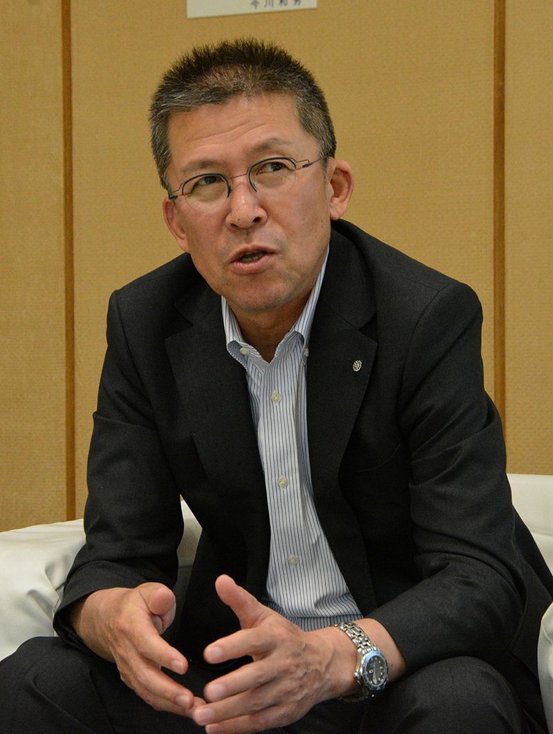 農家の収入安定による地域振興に意欲を示す若宮佳一町長=6月中旬、五戸町役場