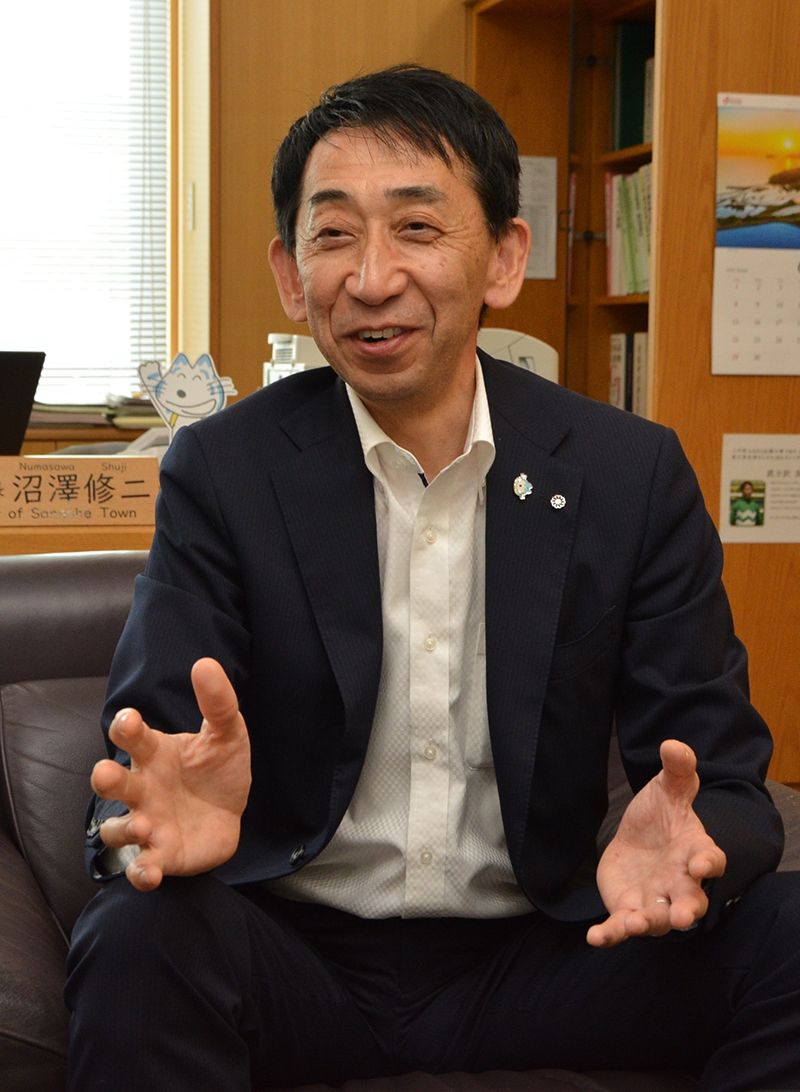 少子化対策に最優先で取り組む決意を語る沼沢修二町長=6月中旬、三戸町役場