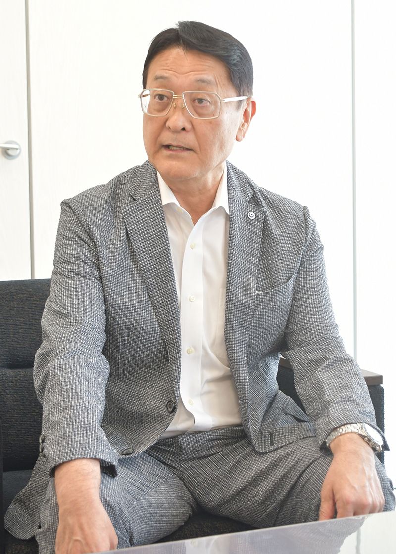 人口獲得競争から脱却し、住民の満足度向上にシフトする必要性を訴える野村秀雄町長=7月中旬、野辺地町役場