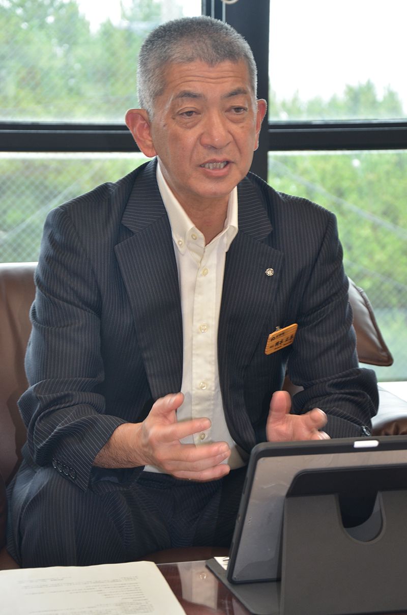 公共施設などの統廃合が将来的に必要になるとの見方を示す岡本正善町長=7月中旬、洋野町役場種市庁舎