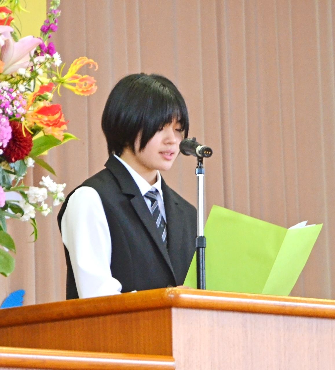 児童代表で別れの言葉を述べる七十刈羽純さん