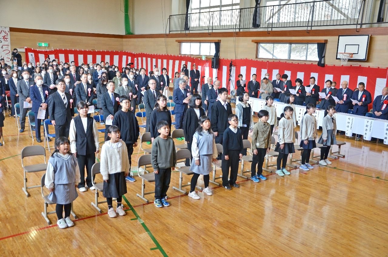 校歌を斉唱する林郷小児童ら