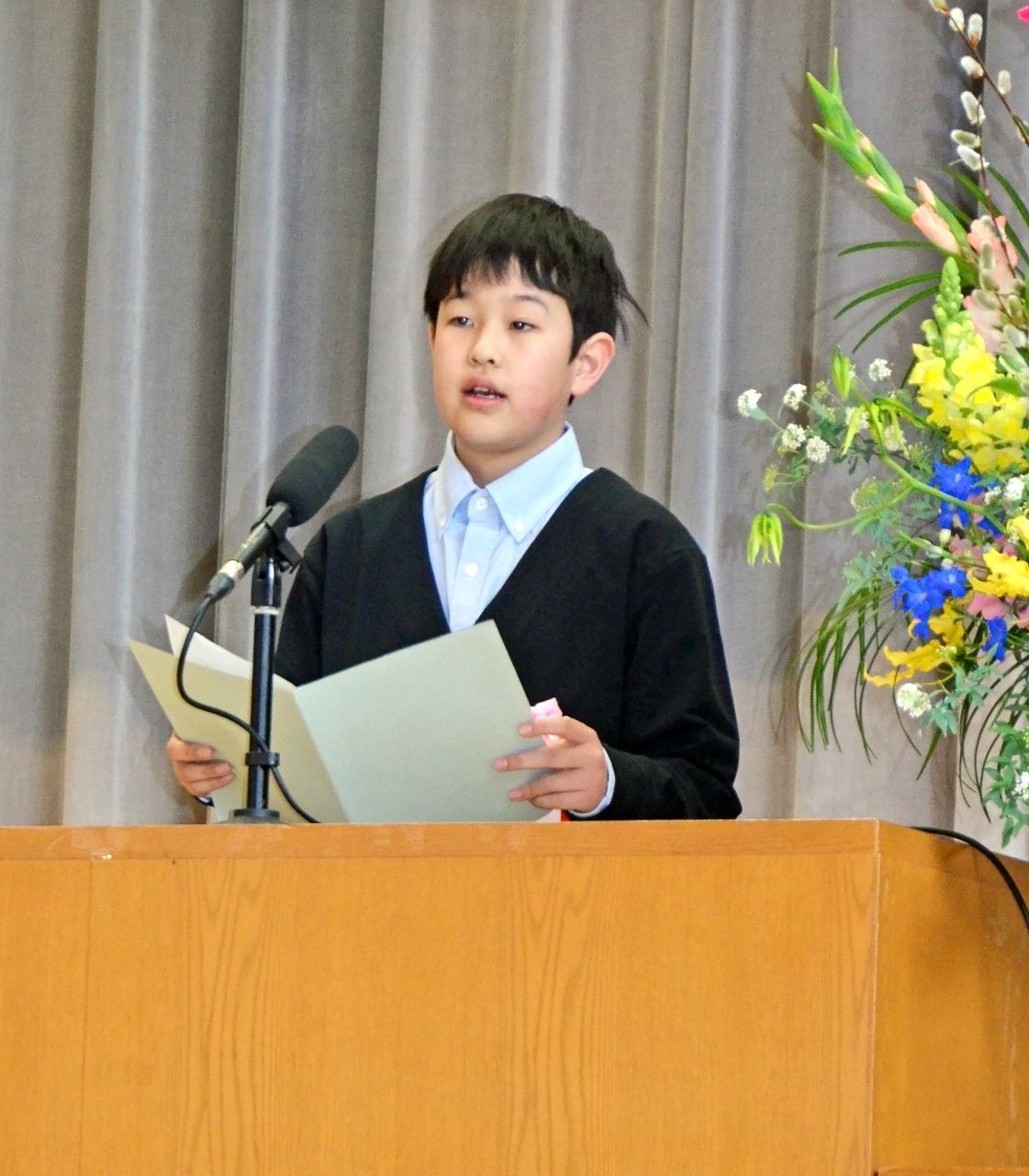 児童代表で別れの言葉を述べる下道海音さん
