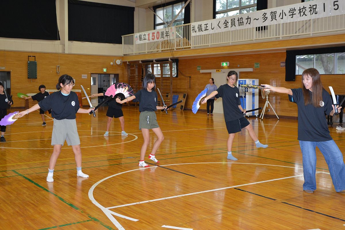 市川神楽を指導する濱谷真奈美さん(右)。子どもたちの意欲を引き出す指導を心がけている=9月上旬、八戸市立多賀小