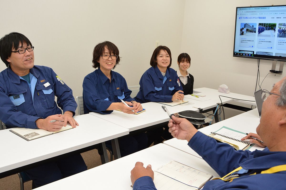 働きやすい職場づくりに向けて意見交換する工藤知子さん(左から2人目)ら=11月中旬、六ケ所村