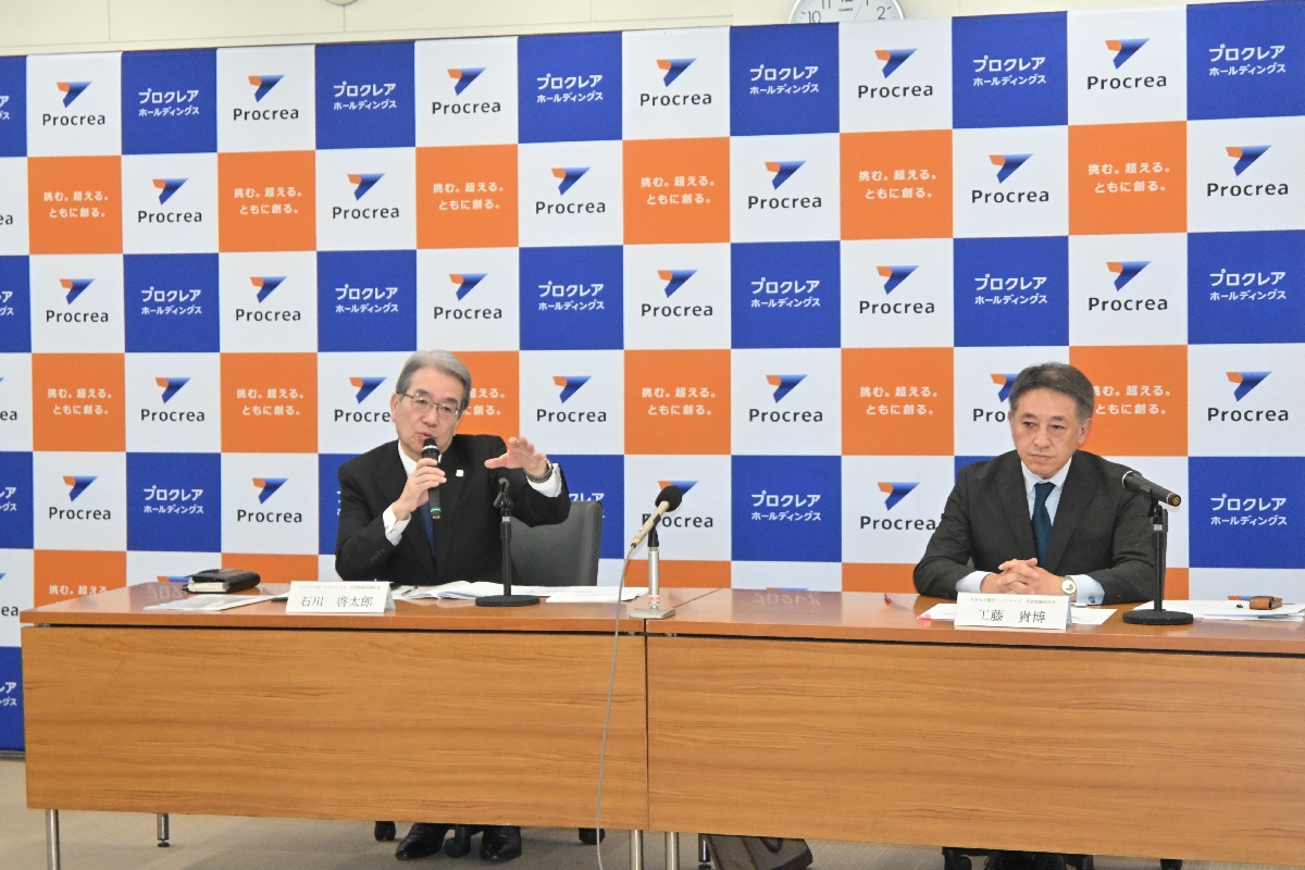 地域バリューアップビジネスについて報告する石川啓太郎副社長（左）と工藤貴博社長＝３０日、青森市