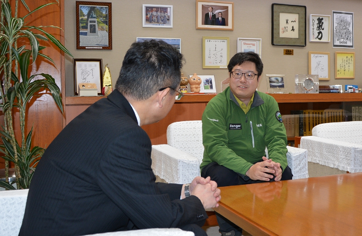 熊谷雄一市長(左)に離任を報告する塚本康太国立公園管理官=31日、八戸市庁