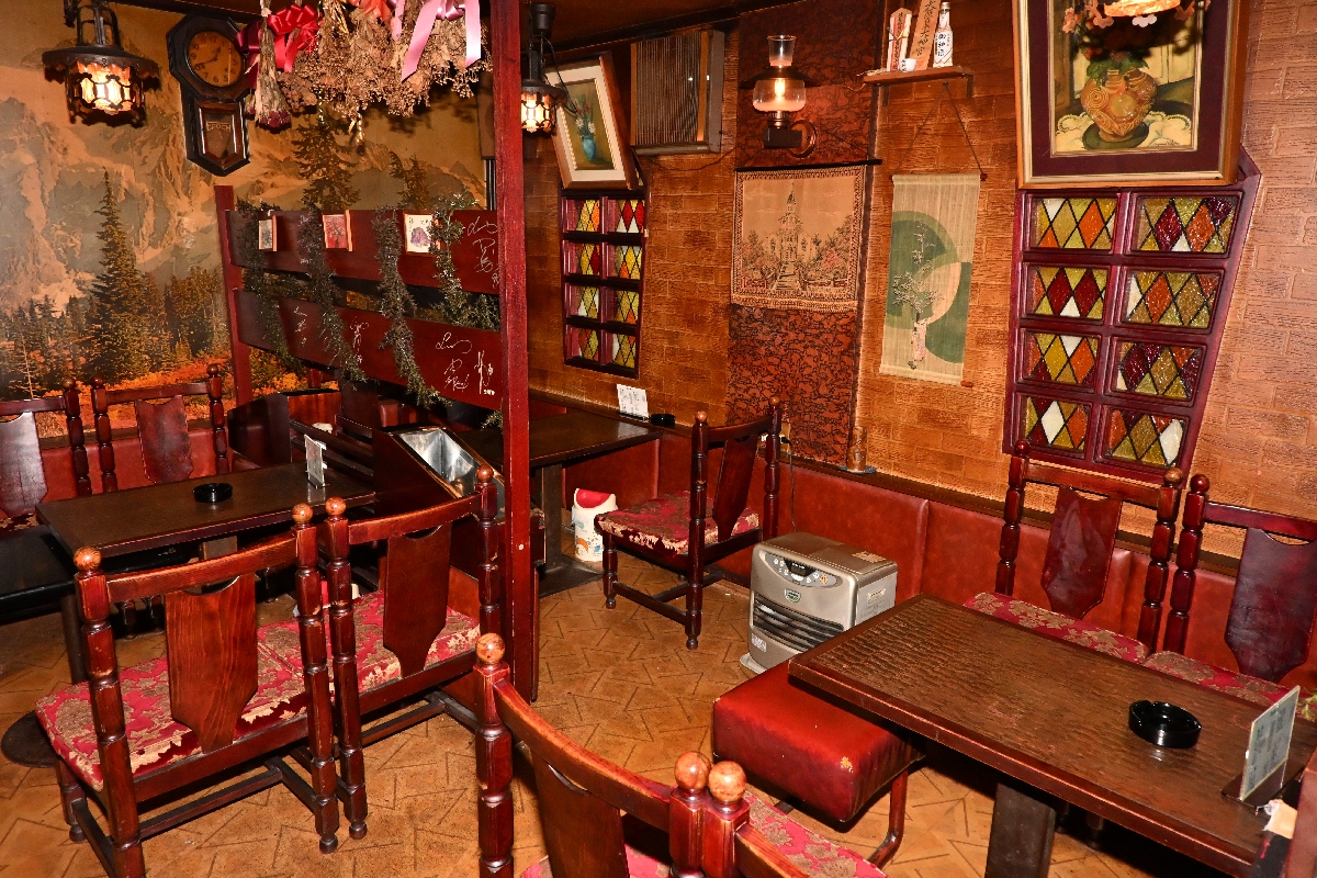 昭和の雰囲気が漂う店内は半世紀以上の間、来店客の出会いや憩いの場になった=17日、八戸市