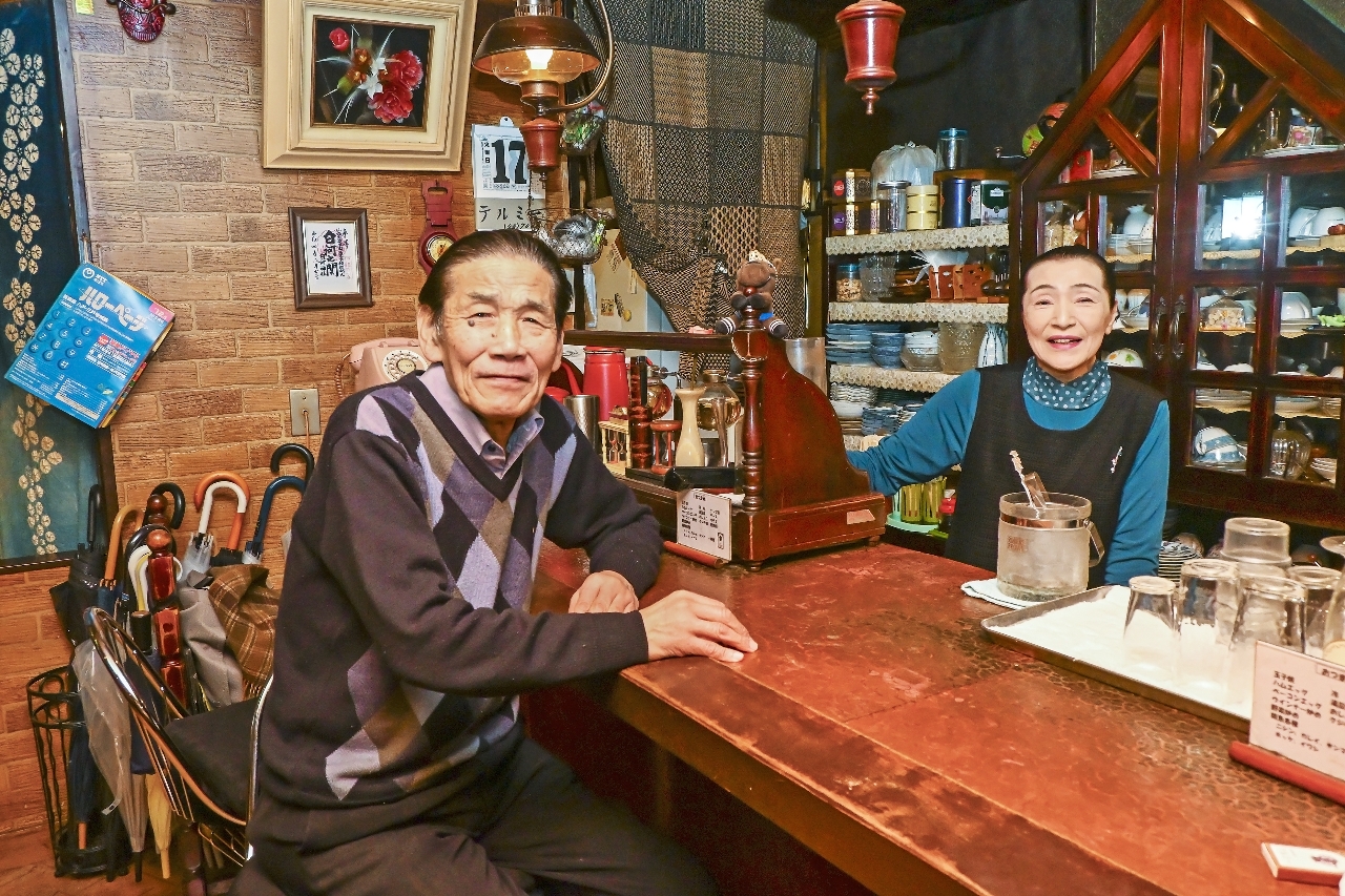 50年以上切り盛りしてきた「軽食喫茶テルミー」の馬場正三さん(左)と妻の照子さん=17日、八戸市鷹匠小路