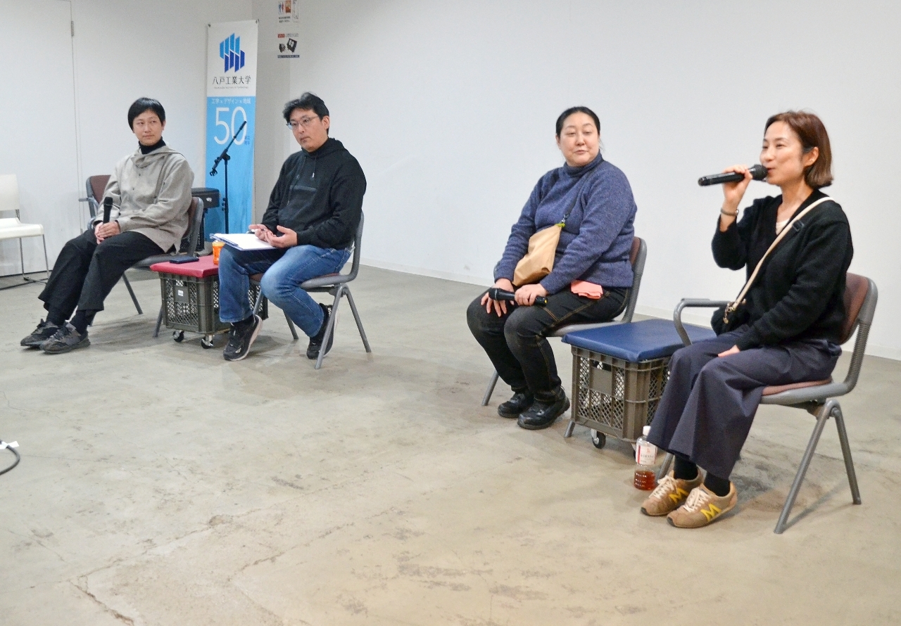 トーク企画でホームムービーの魅力を語る（右から）馬渕愛さん、宮澤愛さん