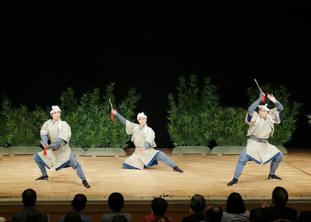 立廻りを演じる上野快仁さん(中央)=3月、東京都内(国立劇場養成所提供)