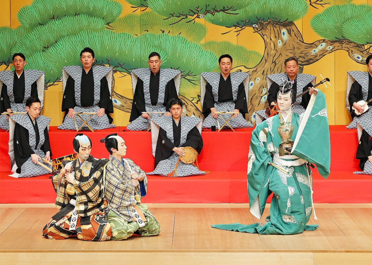 「茶壺」で演技を披露する上野快仁さん（右）＝３月、東京都内（国立劇場養成所提供）