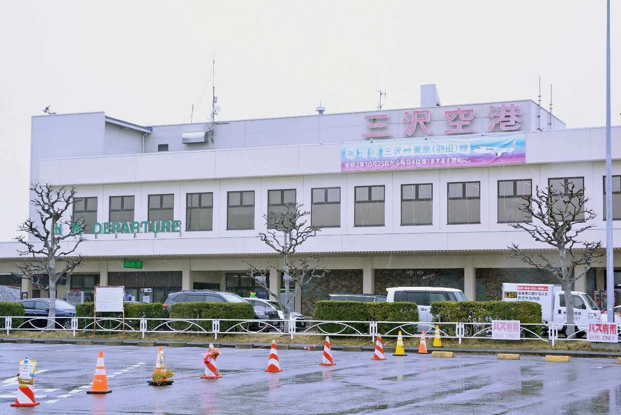 ２０２６年度から大規模改修が本格化する三沢空港ターミナルビル＝３１日、三沢市