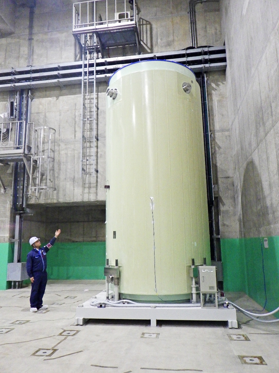 むつ市の中間貯蔵施設に搬入された使用済み核燃料入りの金属容器（キャスク）。中間貯蔵と再処理事業の位置付けが改めて焦点となっている＝２０２４年１２月