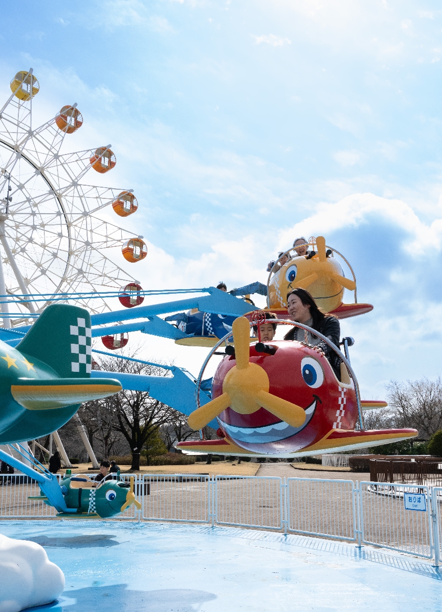 エアーファイターを楽しむ親子連れ＝１日、八戸公園こどもの国