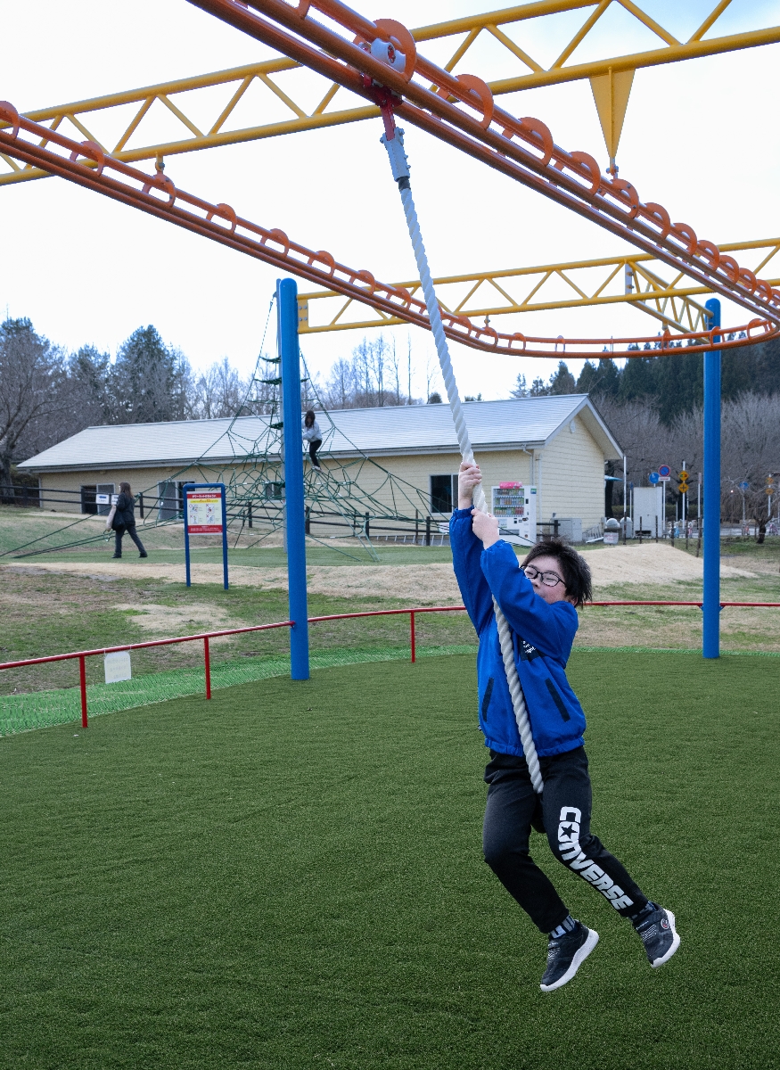 新登場の滑走遊具「レールウエイ」を楽しむ子ども