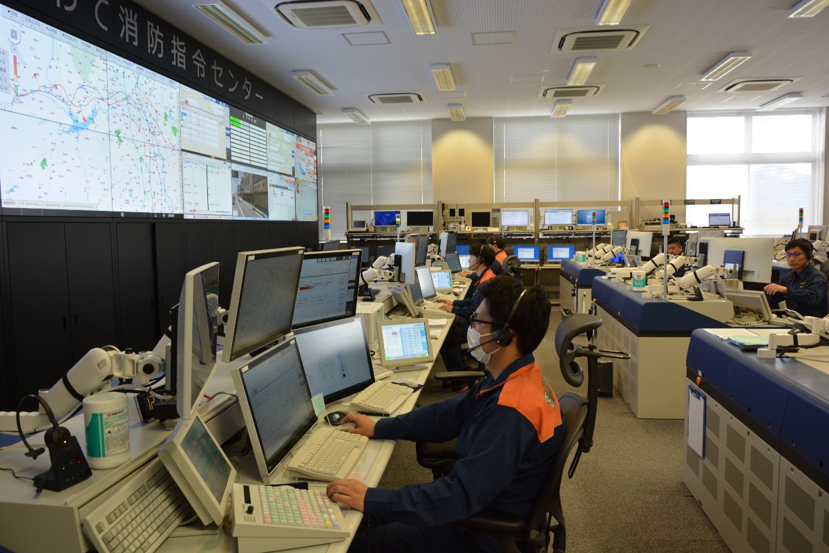 消防指令業務の共同運用を開始した「いわて消防指令センター」＝１日、盛岡市