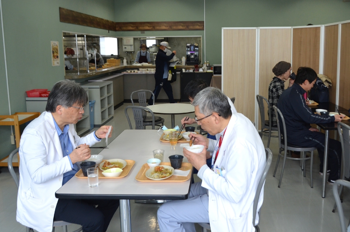 リニューアルした八戸赤十字病院の院内食堂＝１日、八戸市