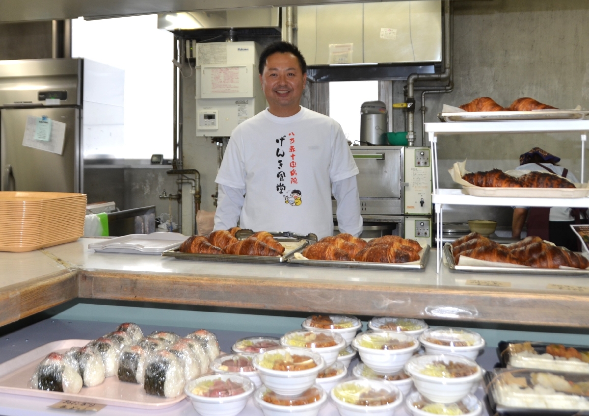 げんき食堂の厨房に立つ本庄孝浩専務取締役