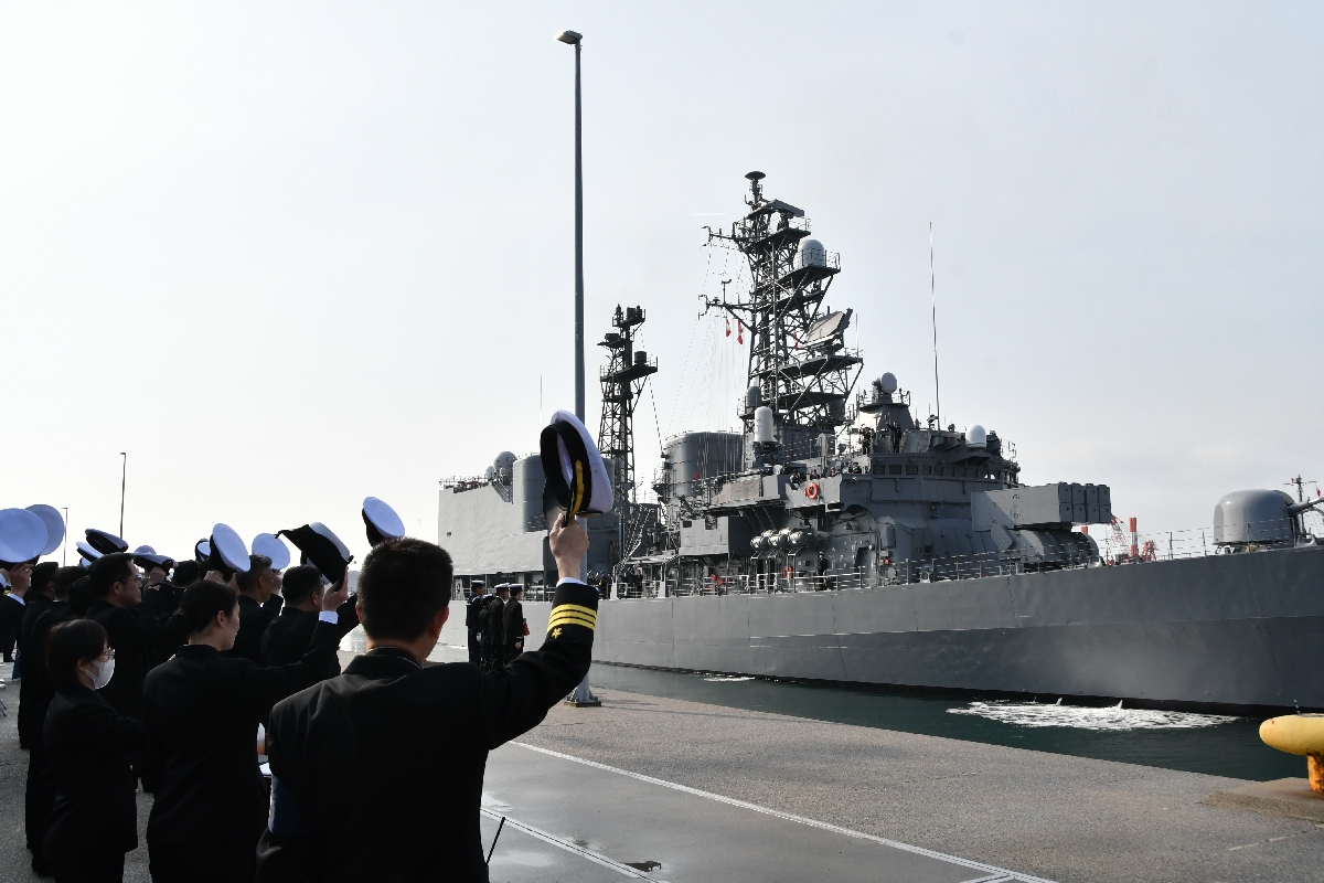 転籍する護衛艦「はまぎり」との別れを惜しみ帽子を振って見送る隊員＝１日、むつ市