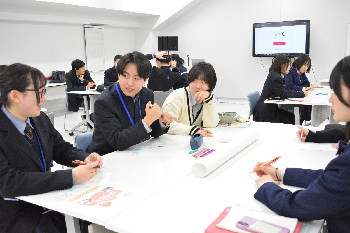 話し合いを通じて交流を深める参加者。左から２人目は企画、運営をした坂本大起さん