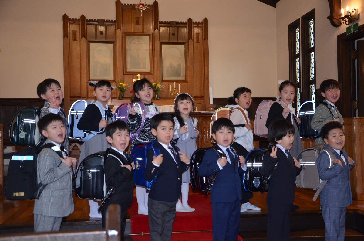 ランドセルと一緒に記念撮影を楽しむ新入生児童